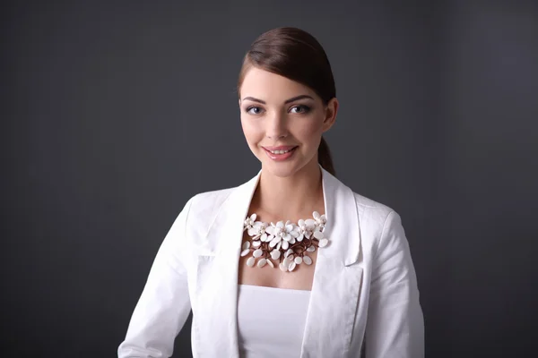 Porträt einer jungen Frau mit Perlen, isoliert auf grauem Hintergrund — Stockfoto