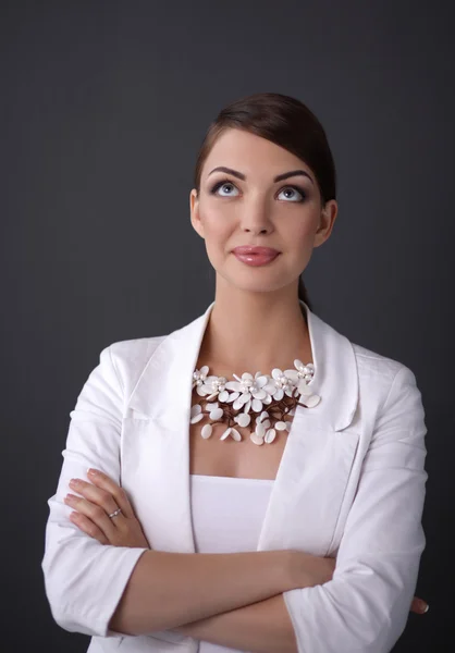 Porträtt av ung kvinna med pärlor, isolerad på grå bakgrund — Stockfoto
