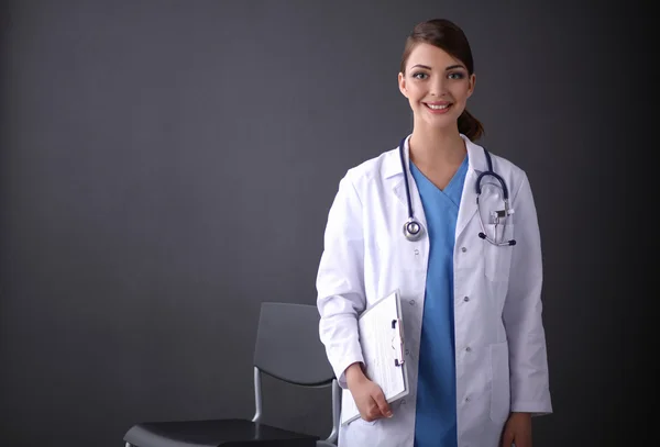 Giovane medico o medico con blocco appunti e stetoscopio isolato su sfondo grigio — Foto Stock