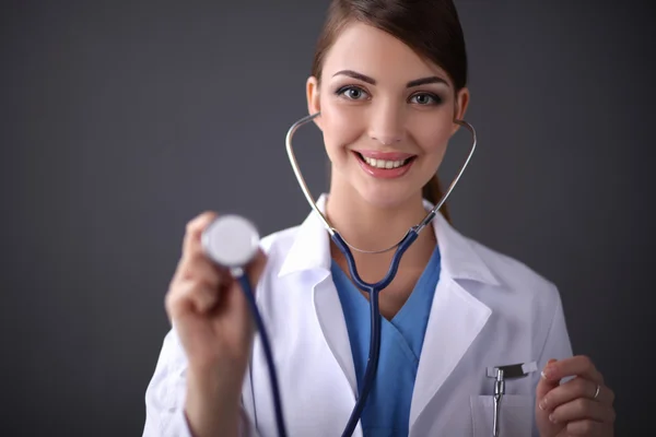 Doctor ascultând cu un stetoscop, aproape, izolat pe fundal alb — Fotografie, imagine de stoc