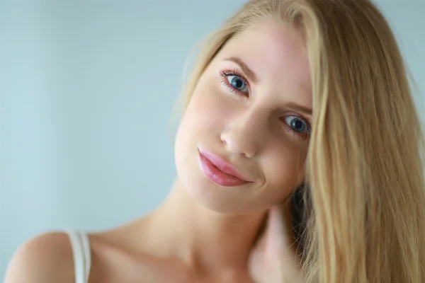 Retrato de menina bonita jovem com. Maquiagem . — Fotografia de Stock