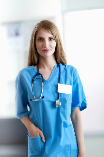 Portret lekarki w korytarzu szpitalnym — Zdjęcie stockowe