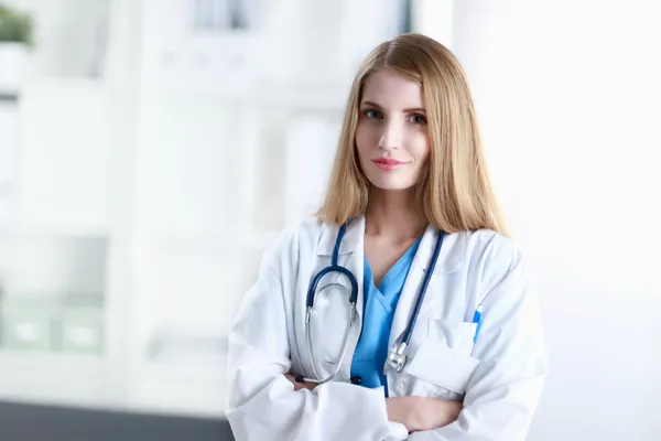 Retrato de la doctora en el pasillo del hospital — Foto de Stock