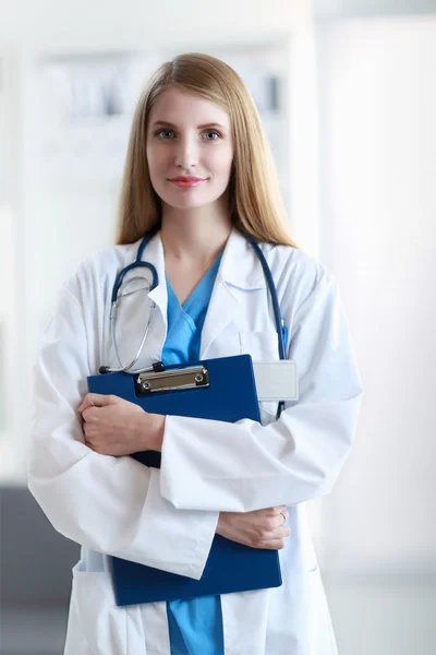 Portrait of woman doctor with folder at hospital corridor — Stock Photo, Image