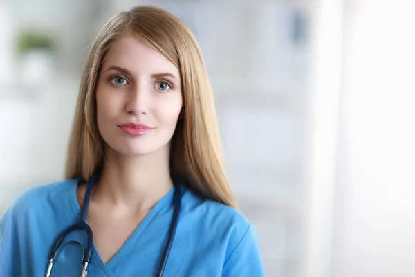 Retrato de la doctora en el pasillo del hospital —  Fotos de Stock