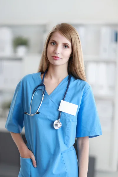 Porträtt av kvinnlig läkare i sjukhuskorridoren — Stockfoto