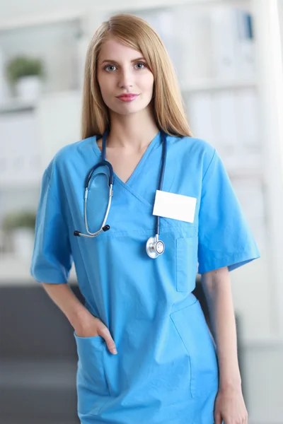Női orvos portréja a kórházi folyosón — Stock Fotó