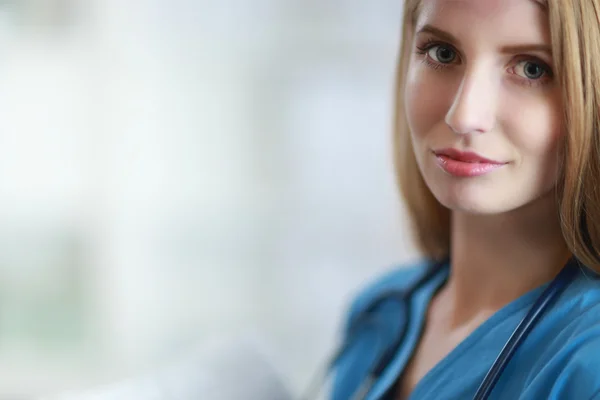 Retrato de doctora con carpeta en el pasillo del hospital —  Fotos de Stock