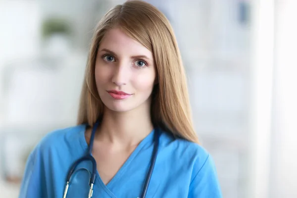 Retrato de médico mulher no corredor do hospital — Fotografia de Stock