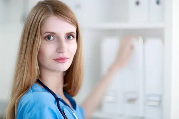 Portrait of woman doctor at hospital corridor — Stock Photo, Image