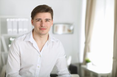 Dizüstü bilgisayar kullanan iş adamı