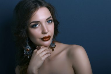 Küpeler genç güzel esmer kadın portresi