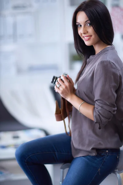 Vrouw is een professionele fotograaf met camera — Stockfoto