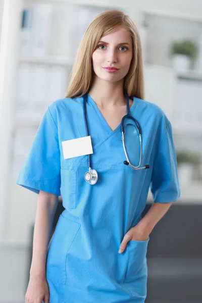 Retrato de la doctora en el pasillo del hospital —  Fotos de Stock