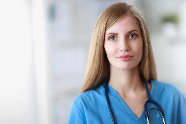 Portrét ženy lékaře na nemocniční chodbě — Stock fotografie
