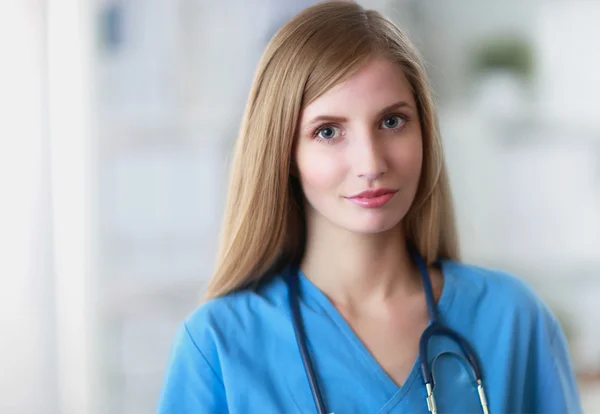 Portrait of woman doctor at hospital corridor — Stock Photo, Image