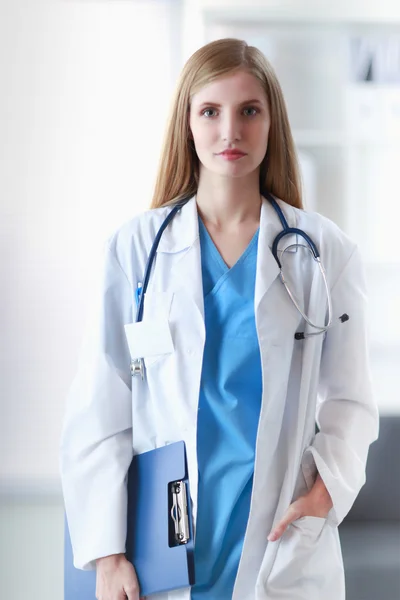 Portrait de femme médecin avec dossier dans le couloir de l'hôpital — Photo