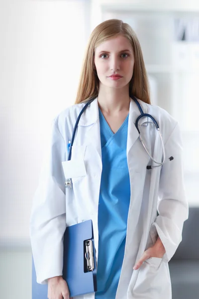 Retrato de doctora con carpeta en el pasillo del hospital —  Fotos de Stock