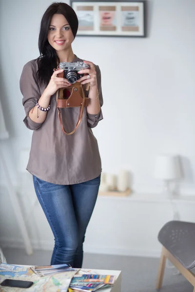 Mulher é um fotógrafo proffessional com câmera — Fotografia de Stock