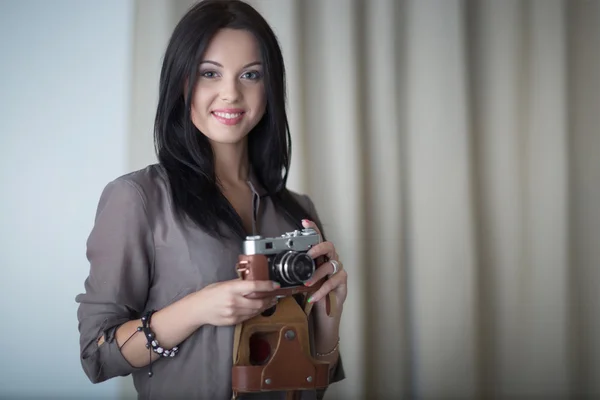 Vrouw is een professionele fotograaf met camera — Stockfoto