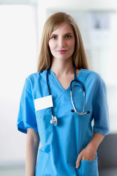 Portrait of woman doctor at hospital corridor — Stock Photo, Image