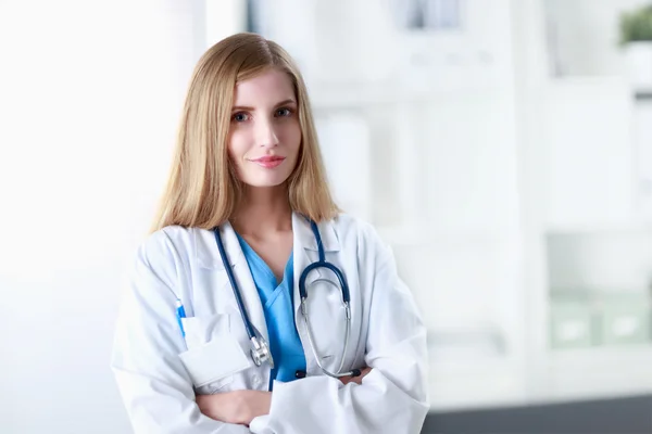 Portrait de femme médecin au couloir de l'hôpital — Photo