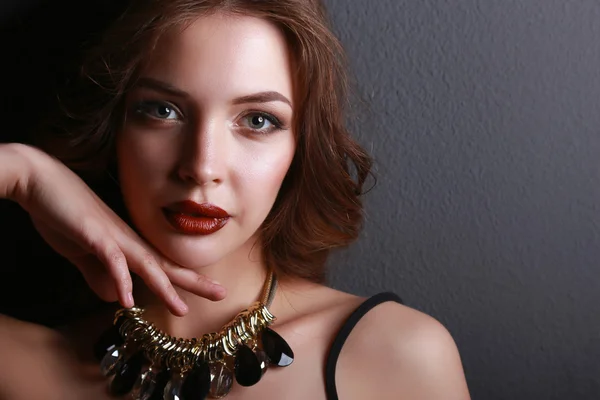 Retrato de joven hermosa mujer con joyas — Foto de Stock