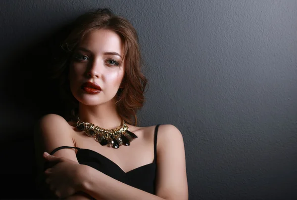 Retrato de jovem mulher bonita com jóias — Fotografia de Stock