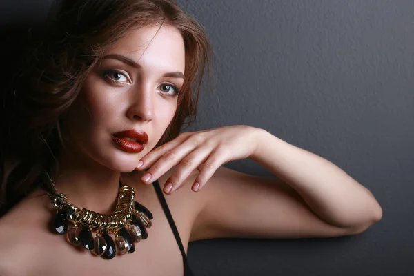 Portrait de jeune belle femme avec des bijoux — Photo