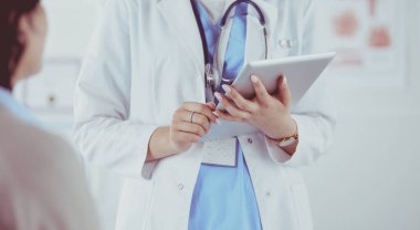 Doktor ve hasta masada otururken bir şey tartışıyorlar. İlaç ve sağlık hizmetleri kavramı