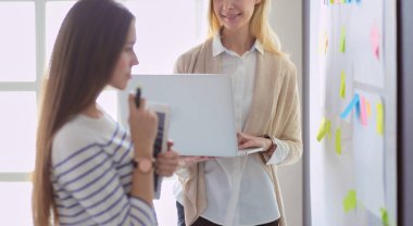 Hastanede doktorla gülümseyen güzel bir hamile kadın.