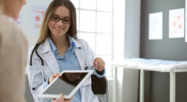 Doktor ve hasta masada otururken bir şey tartışıyorlar. İlaç ve sağlık hizmetleri kavramı