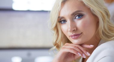 Güzel genç kadın portresi, ofiste oturuyor..