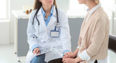 Doktor ve hasta masada otururken bir şey tartışıyorlar. İlaç ve sağlık hizmetleri kavramı