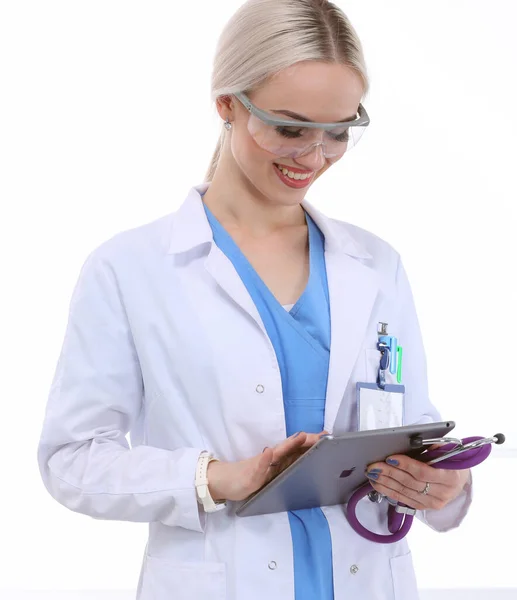 Médico femenino usando una tableta digital y de pie sobre fondo blanco. Mujeres doctores. —  Fotos de Stock