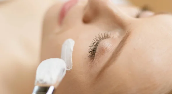 Spa Gesichtsmaske Anwendung. Spa Beauty Bio-Gesichtsmaske Anwendung im Day-Spa-Salon — Stockfoto
