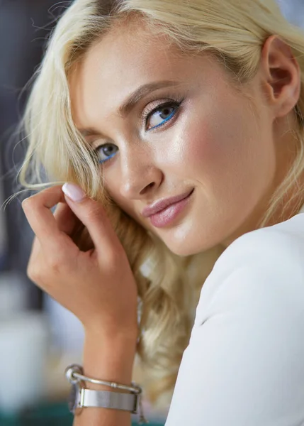 Hermoso retrato de mujer joven, sentado en la oficina. — Foto de Stock