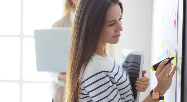 Schöne lächelnde Schwangere mit dem Arzt im Krankenhaus — Stockfoto