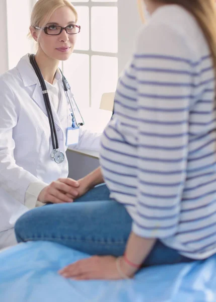 Beautiful smiling pregnant woman with the doctor at hospital — Stock Photo, Image