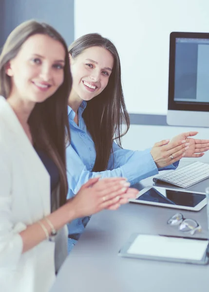 Foto de socios aplaudiendo las manos después del seminario de negocios. Formación profesional, reunión de trabajo, presentación —  Fotos de Stock