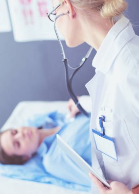 Doktor ve hasta masada otururken bir şey tartışıyorlar. İlaç ve sağlık hizmetleri kavramı
