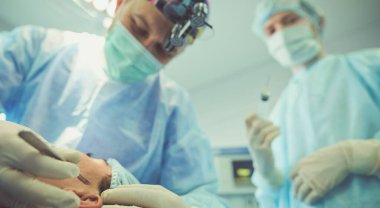 Ameliyathanede çalışan bir cerrah.