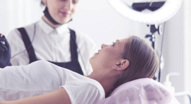 Mikroplu kaşlar güzellik salonunda akıyor..