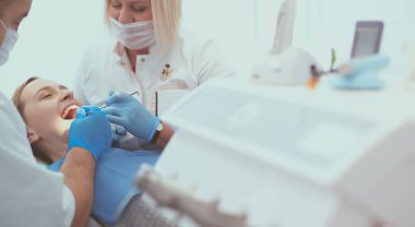 Doktor ve hasta diş kliniğinde.