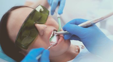 Diş hekimi ve diş hekimlerindeki hasta.