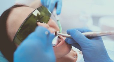 Diş hekimi ve diş hekimlerindeki hasta.