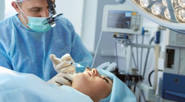 Ameliyathanede çalışan bir cerrah.