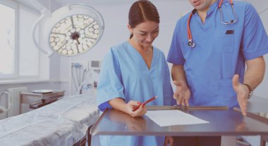 Ameliyathanede çalışan bir cerrah.