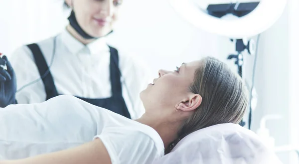 Microblading eyebrows work flow in a beauty salon. — Stock Photo, Image