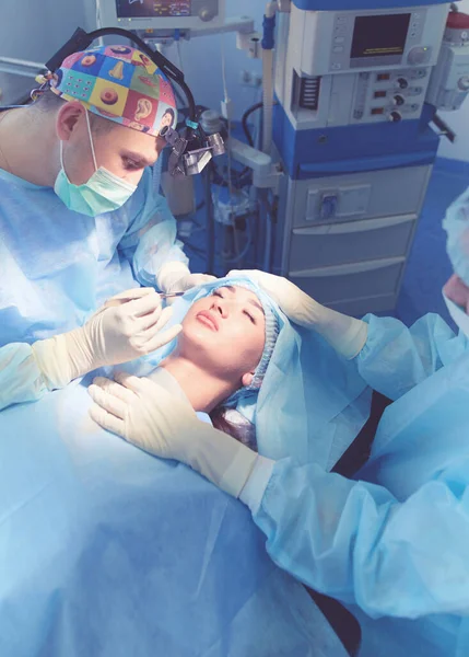Chirurgo uomo al lavoro in sala operatoria — Foto Stock